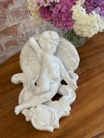 porcelāna konsole stiprināma pie sienas, ar eņģeļa figūru, vidēja izmēra (5981)