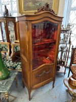 Koka vitrīna ar sarkanu samta iekšpusi (Wooden vitrine with red velvet interior and Rococo carvings) (4462) - Bild 8
