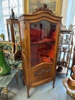 Koka vitrīna ar sarkanu samta iekšpusi (Wooden vitrine with red velvet interior and Rococo carvings) (4462) - Bild 10