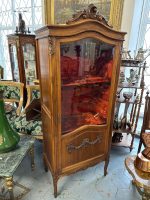 Koka vitrīna ar sarkanu samta iekšpusi (Wooden vitrine with red velvet interior and Rococo carvings) (4462) - Bild 2