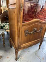 Koka vitrīna ar sarkanu samta iekšpusi (Wooden vitrine with red velvet interior and Rococo carvings) (4462) - Bild 5