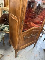 Koka vitrīna ar sarkanu samta iekšpusi (Wooden vitrine with red velvet interior and Rococo carvings) (4462) - Bild 11