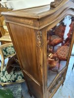 Koka vitrīna ar sarkanu samta iekšpusi (Wooden vitrine with red velvet interior and Rococo carvings) (4462) - Bild 19