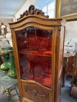 Koka vitrīna ar sarkanu samta iekšpusi (Wooden vitrine with red velvet interior and Rococo carvings) (4462) - Bild 3