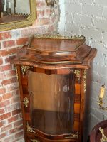 Riekstu Koka Vitrīna ar Bronzas Ormolu un Izliektu Stiklu — Louis XV stils (Walnut vitrine with bronze ormolu and curved glass) (4982) - Image 9