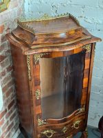 Riekstu Koka Vitrīna ar Bronzas Ormolu un Izliektu Stiklu — Louis XV stils (Walnut vitrine with bronze ormolu and curved glass) (4982) - Image 8