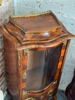 Riekstu Koka Vitrīna ar Bronzas Ormolu un Izliektu Stiklu — Louis XV stils (Walnut vitrine with bronze ormolu and curved glass) (4982) - Image 7