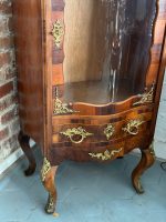 Riekstu Koka Vitrīna ar Bronzas Ormolu un Izliektu Stiklu — Louis XV stils (Walnut vitrine with bronze ormolu and curved glass) (4982) - Image 10