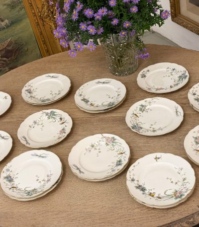 19 porcelæns tallerkener med blomster, fugle og guldsmede, Art Nouveau