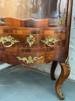 Riekstu Koka Vitrīna ar Bronzas Ormolu un Izliektu Stiklu — Louis XV stils (Walnut vitrine with bronze ormolu and curved glass) (4982) - Image 13
