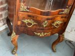 Riekstu Koka Vitrīna ar Bronzas Ormolu un Izliektu Stiklu — Louis XV stils (Walnut vitrine with bronze ormolu and curved glass) (4982) - Image 12