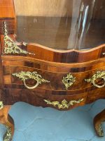 Riekstu Koka Vitrīna ar Bronzas Ormolu un Izliektu Stiklu — Louis XV stils (Walnut vitrine with bronze ormolu and curved glass) (4982) - Image 11