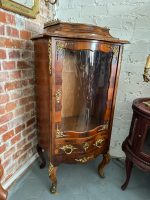 Riekstu Koka Vitrīna ar Bronzas Ormolu un Izliektu Stiklu — Louis XV stils (Walnut vitrine with bronze ormolu and curved glass) (4982) - Image 6