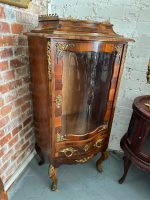 Riekstu Koka Vitrīna ar Bronzas Ormolu un Izliektu Stiklu — Louis XV stils (Walnut vitrine with bronze ormolu and curved glass) (4982) - Image 5