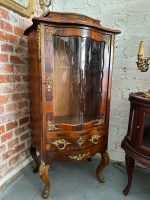 Riekstu Koka Vitrīna ar Bronzas Ormolu un Izliektu Stiklu — Louis XV stils (Walnut vitrine with bronze ormolu and curved glass) (4982) - Image 4