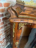 Riekstu Koka Vitrīna ar Bronzas Ormolu un Izliektu Stiklu — Louis XV stils (Walnut vitrine with bronze ormolu and curved glass) (4982) - Image 14