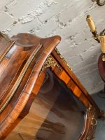 Riekstu Koka Vitrīna ar Bronzas Ormolu un Izliektu Stiklu — Louis XV stils (Walnut vitrine with bronze ormolu and curved glass) (4982) - Image 21