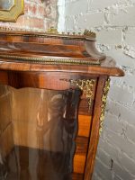 Riekstu Koka Vitrīna ar Bronzas Ormolu un Izliektu Stiklu — Louis XV stils (Walnut vitrine with bronze ormolu and curved glass) (4982) - Image 22