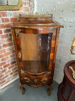 Riekstu Koka Vitrīna ar Bronzas Ormolu un Izliektu Stiklu — Louis XV stils (Walnut vitrine with bronze ormolu and curved glass) (4982) - Image 3