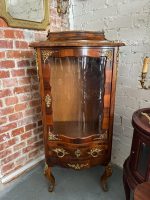 Riekstu Koka Vitrīna ar Bronzas Ormolu un Izliektu Stiklu — Louis XV stils (Walnut vitrine with bronze ormolu and curved glass) (4982) - Image 2