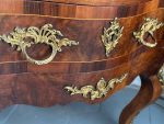 Riekstu Koka Vitrīna ar Bronzas Ormolu un Izliektu Stiklu — Louis XV stils (Walnut vitrine with bronze ormolu and curved glass) (4982) - Image 23