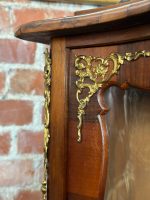Riekstu Koka Vitrīna ar Bronzas Ormolu un Izliektu Stiklu — Louis XV stils (Walnut vitrine with bronze ormolu and curved glass) (4982) - Image 25