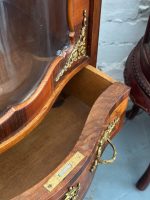 Riekstu Koka Vitrīna ar Bronzas Ormolu un Izliektu Stiklu — Louis XV stils (Walnut vitrine with bronze ormolu and curved glass) (4982) - Image 26