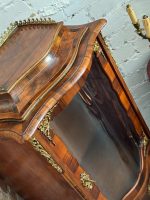 Riekstu Koka Vitrīna ar Bronzas Ormolu un Izliektu Stiklu — Louis XV stils (Walnut vitrine with bronze ormolu and curved glass) (4982) - Image 27