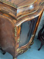Riekstu Koka Vitrīna ar Bronzas Ormolu un Izliektu Stiklu — Louis XV stils (Walnut vitrine with bronze ormolu and curved glass) (4982) - Image 28