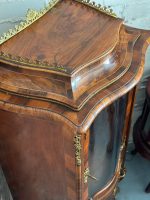 Riekstu Koka Vitrīna ar Bronzas Ormolu un Izliektu Stiklu — Louis XV stils (Walnut vitrine with bronze ormolu and curved glass) (4982) - Image 29