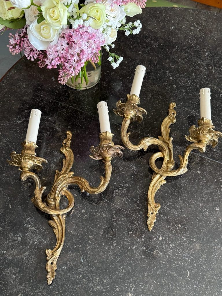 2 stk. bronze væglamper i par – Rokoko stil, Frankrig, 20. årh. (6697)