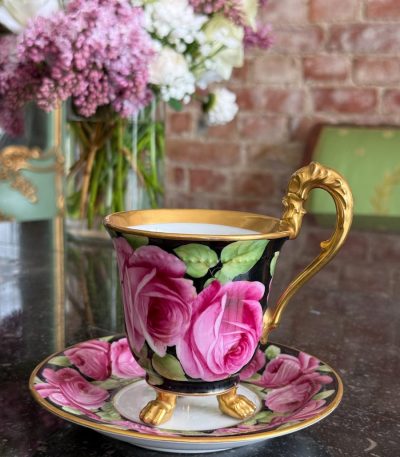 Luksuriøs porcelænskop med underkop og rosenmotiver – Biedermeier-stil, (6694)