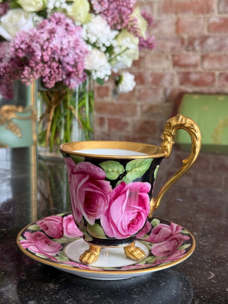 Luksuriøs porcelænskop med underkop og rosenmotiver – Biedermeier-stil, (6694)
