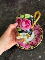 Grezna Porcelāna Krūzīte ar Apakštasīti un Rožu Motīviem — Bīdermeijera stilā, (Elegant Teltau Porcelain Cup with Saucer — Biedermeier Style) (6694) - Image 2