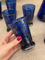 Grezns vintage tumši zila stikla dzērienu komplekts ar sudrabotu metalizējumu (Krūka un 6 glāzes) — XX gs. vidus, vidēja izmēra (6142) - Image 6