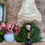 Maza Porcelāna Galda Lampa ar Zelta Krāsas Metāla Detaļām (3245)
