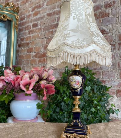 Lille Porcelæns Bordlampe med Guldfarvede Metaldetaljer (3245)