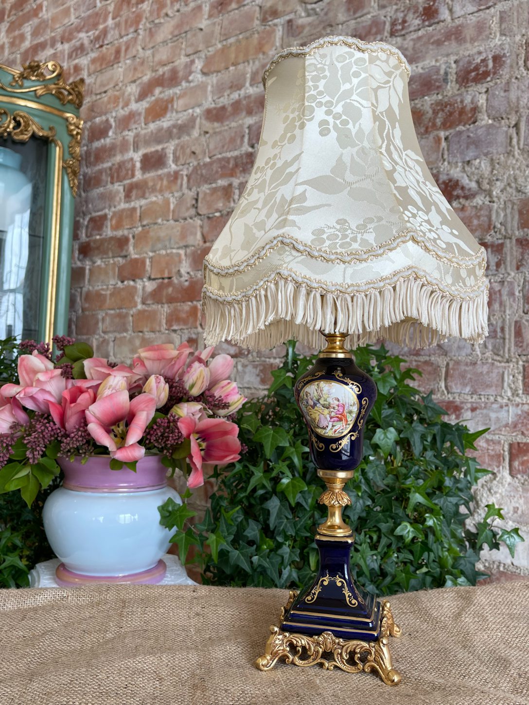 Maza Porcelāna Galda Lampa ar Zelta Krāsas Metāla Detaļām (3245) - Image 1