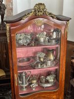 Antīka koka vitrīna ar intarsijām un bronzas detaļām — Luija XV stilā (Antique Louis XV Style Marquetry Vitrine Cabinet) (4984) - Image 6