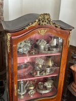 Antīka koka vitrīna ar intarsijām un bronzas detaļām — Luija XV stilā (Antique Louis XV Style Marquetry Vitrine Cabinet) (4984) - Image 7