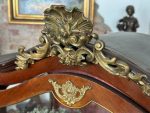 Antīka koka vitrīna ar intarsijām un bronzas detaļām — Luija XV stilā (Antique Louis XV Style Marquetry Vitrine Cabinet) (4984) - Image 8