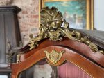Antīka koka vitrīna ar intarsijām un bronzas detaļām — Luija XV stilā (Antique Louis XV Style Marquetry Vitrine Cabinet) (4984) - Image 25