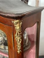 Antīka koka vitrīna ar intarsijām un bronzas detaļām — Luija XV stilā (Antique Louis XV Style Marquetry Vitrine Cabinet) (4984) - Image 9