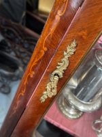 Antīka koka vitrīna ar intarsijām un bronzas detaļām — Luija XV stilā (Antique Louis XV Style Marquetry Vitrine Cabinet) (4984) - Image 10