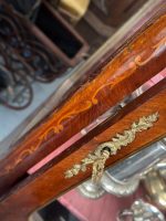 Antīka koka vitrīna ar intarsijām un bronzas detaļām — Luija XV stilā (Antique Louis XV Style Marquetry Vitrine Cabinet) (4984) - Image 26