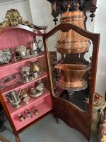 Antīka koka vitrīna ar intarsijām un bronzas detaļām — Luija XV stilā (Antique Louis XV Style Marquetry Vitrine Cabinet) (4984) - Image 28