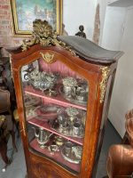 Antīka koka vitrīna ar intarsijām un bronzas detaļām — Luija XV stilā (Antique Louis XV Style Marquetry Vitrine Cabinet) (4984) - Image 14