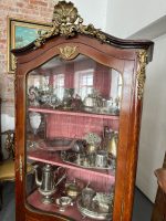 Antīka koka vitrīna ar intarsijām un bronzas detaļām — Luija XV stilā (Antique Louis XV Style Marquetry Vitrine Cabinet) (4984) - Image 13