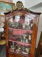 Antīka koka vitrīna ar intarsijām un bronzas detaļām — Luija XV stilā (Antique Louis XV Style Marquetry Vitrine Cabinet) (4984) - Image 29