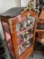 Antīka koka vitrīna ar intarsijām un bronzas detaļām — Luija XV stilā (Antique Louis XV Style Marquetry Vitrine Cabinet) (4984) - Image 12